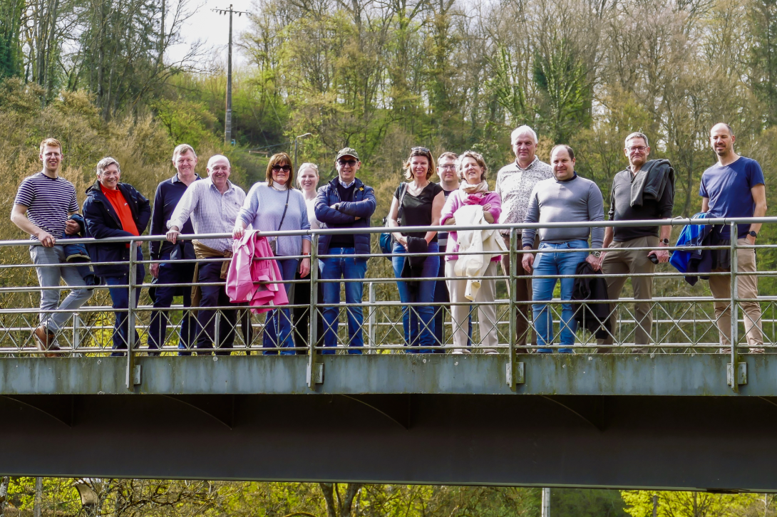 Groepsfoto 14 collega's op brug